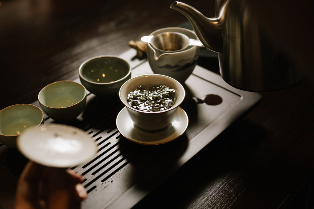 jingdezhen porcelain teaware : Neutral vessel allowing pure expression of oolong and pu’er