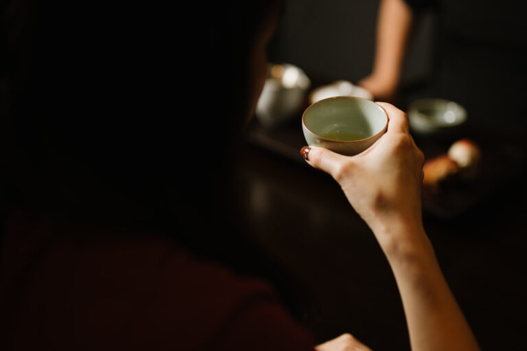 Chinese tea room in SG : Guests enjoying curated tea experience in serene atmosphere