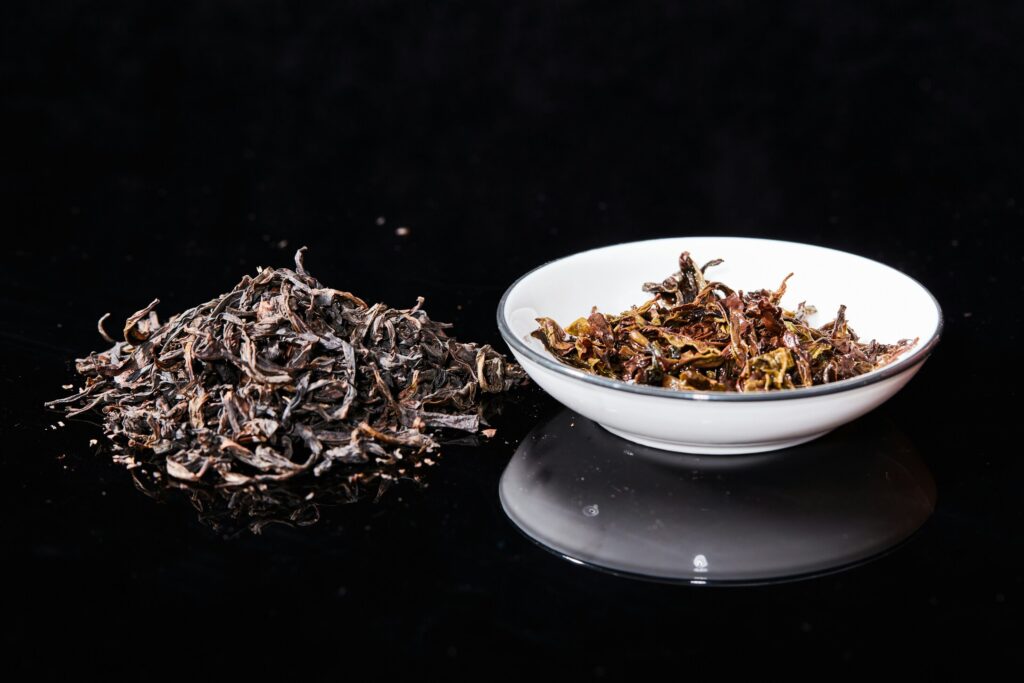 Tea Tasting Guide : A wooden table displaying various Chinese teas from green to roasted oolong.