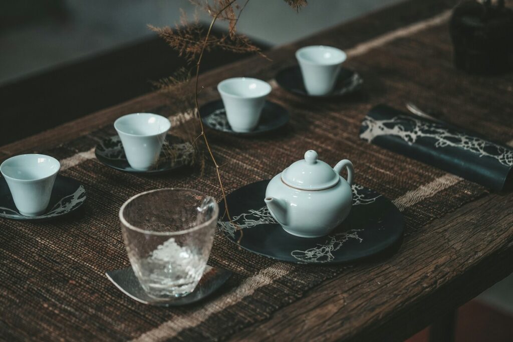 Thai Oolong Tea: A serene pairing of teapot and cup, embodying calm and tradition.