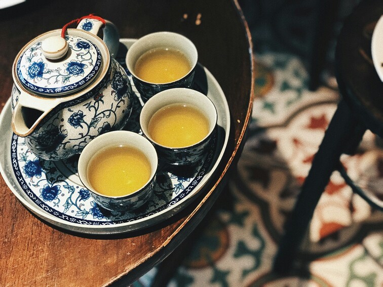 Chinese Tea in SG : Close-up of freshly brewed Chinese tea reflecting Singapore’s appreciation for fine leaves.