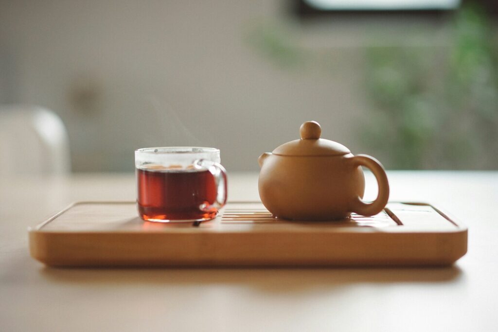 A serene black tea arrangement illustrating the ideal way to consume black tea for maximum flavour and well-being.
