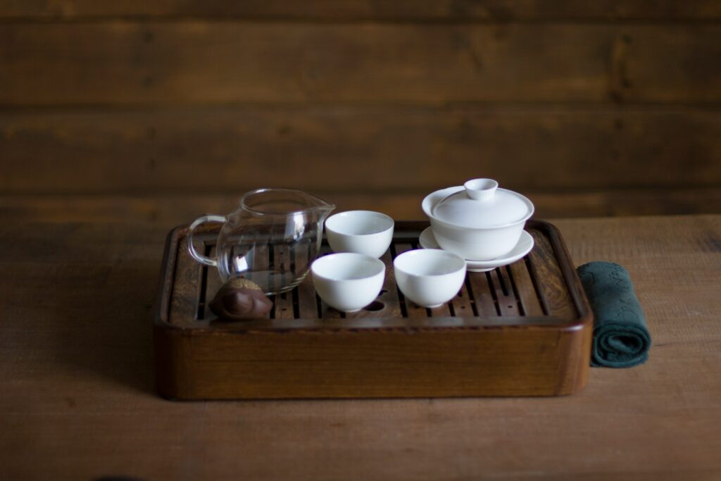 A refined porcelain tea set arranged in a modern tea room, reflecting Singapore’s blend of traditional Chinese tea culture and contemporary lifestyle.