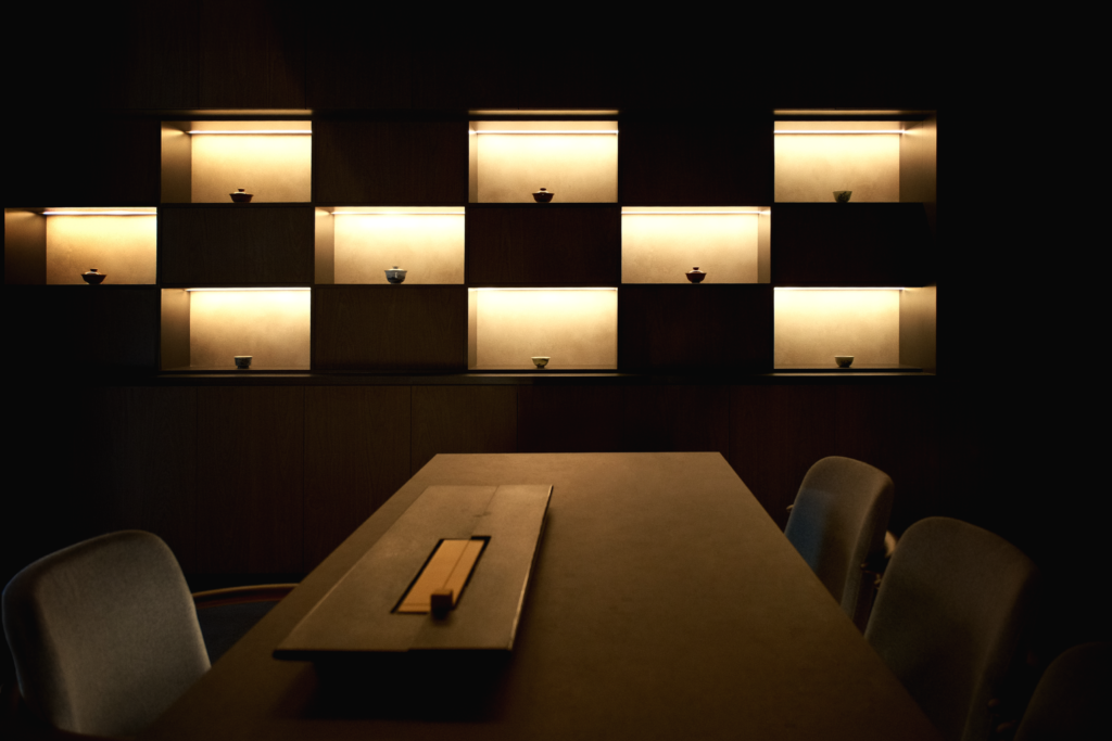 An intimate tea room scene at Ki-Setsu, where Chinese tea culture is experienced through calm rituals, refined tools, and a tranquil atmosphere.