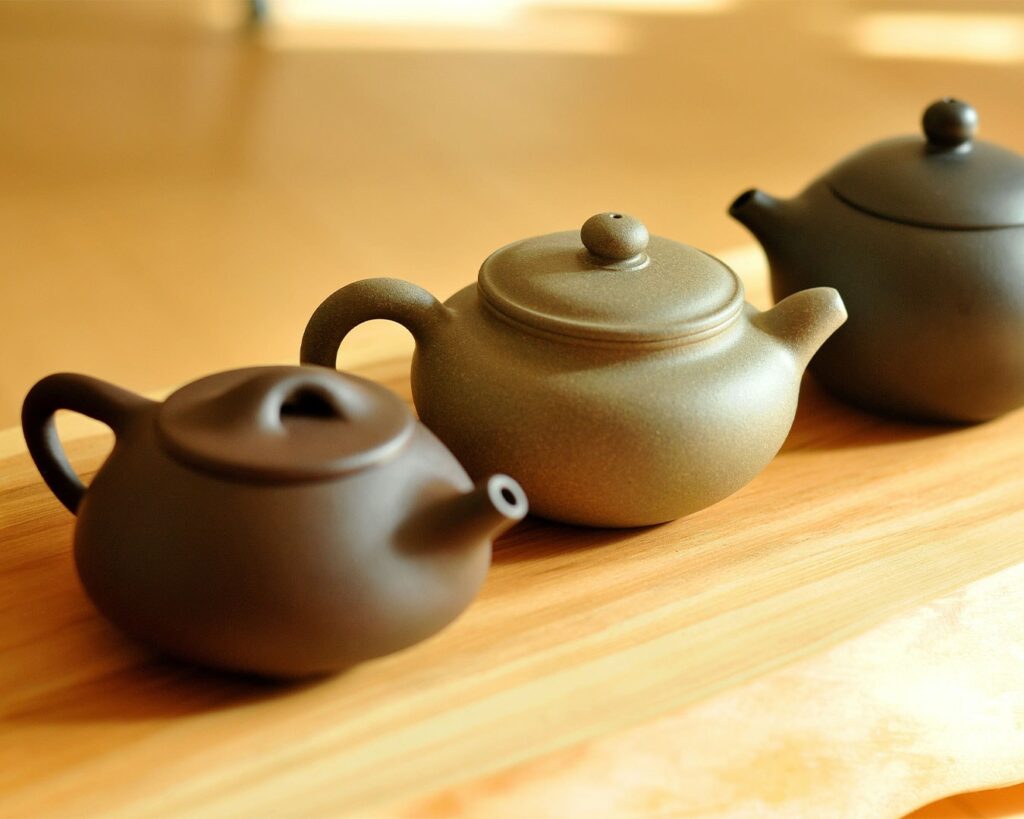 A classic Chinese teapot set paired with delicate teacups, reflecting traditional aesthetics and the cultural heritage of Chinese tea ceremonies.