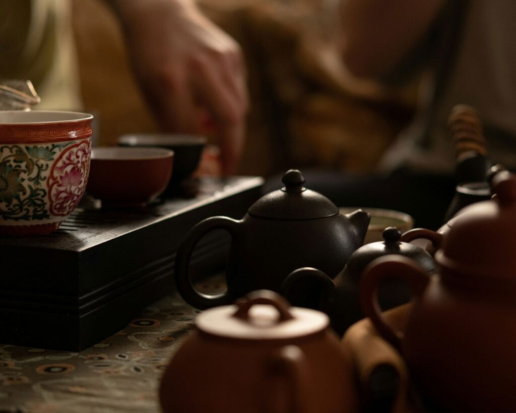 A complete tea setup prepared for a Chinese cha experience, with teapots and cups arranged for a calm and ceremonial tea session.