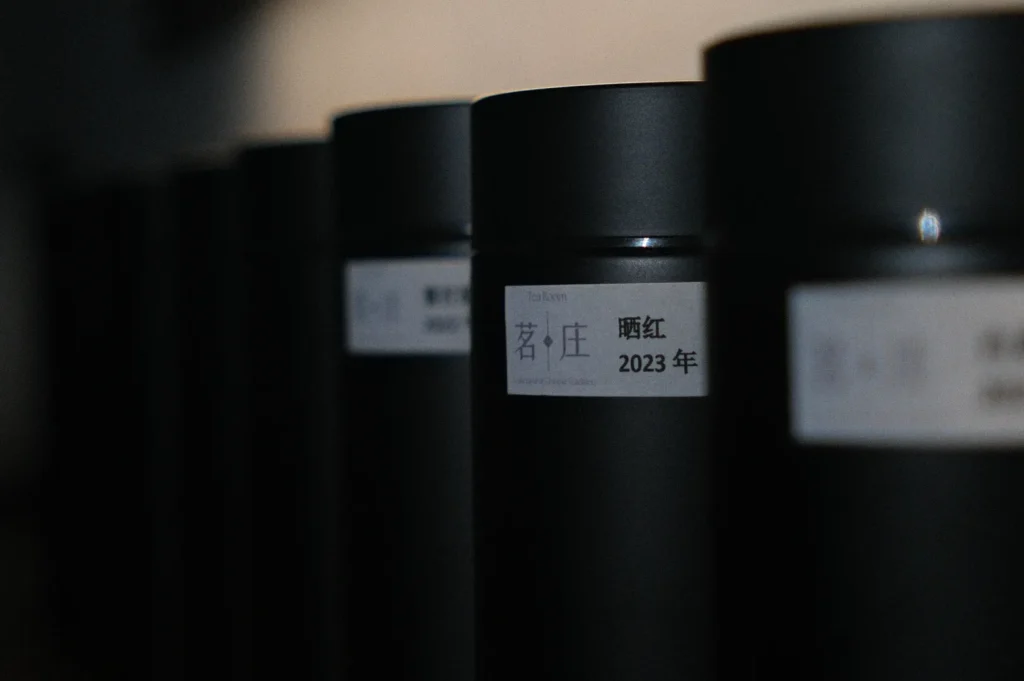 A close-up of several black cylinders with labels in Chinese, displayed in a blurred background.